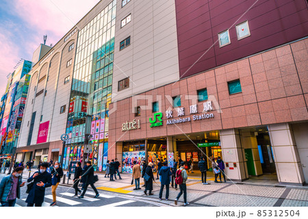 日本の東京都市景観 オミクロン株が世界を席捲…。秋葉原駅前には多くの人出＝12月16日 85312504