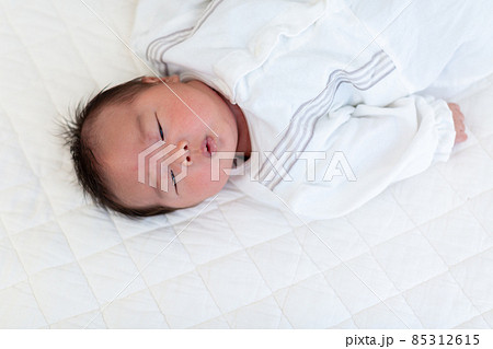 ぐずるあかちゃん 新生児 ぐずるあかちゃん 新生児 85312615