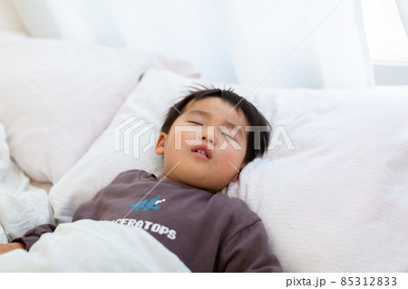 幼児の寝顔　3歳児 85312833