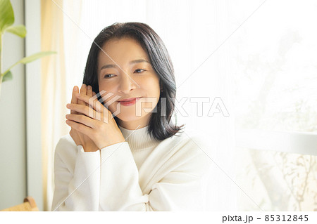 ニットのミドル女性　 85312845