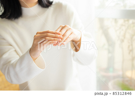 ニットのミドル女性 ニットのミドル女性 85312846