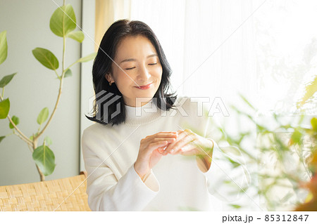 ニットのミドル女性 ニットのミドル女性 85312847