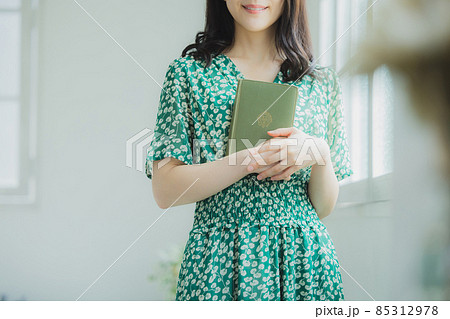 本を持つ女性 本を持つ女性 85312978