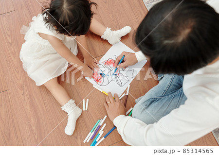 Father and Daughter Drawing 85314565