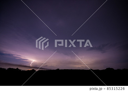 Lightning bolt at night 85315226