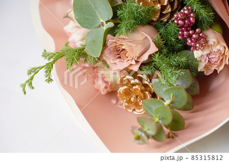 淡いピンク色のバラの花と松かさ飾りの花束 淡いピンク色のバラの花と松かさ飾りの花束 85315812