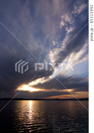 茨城県、涸沼の夕景。厚い雲から夕日が水面を輝かせ、筑波山も小さく見えるスケ-ル感が良い 茨城県、涸沼の夕景。厚い雲から夕日が水面を輝かせ、筑波山も小さく見えるスケ-ル感が良い 85315992