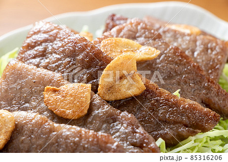 スタミナ牛カルビ焼肉。カルビの中で上級といわれる希少部位「三角バラ」使用。 85316206