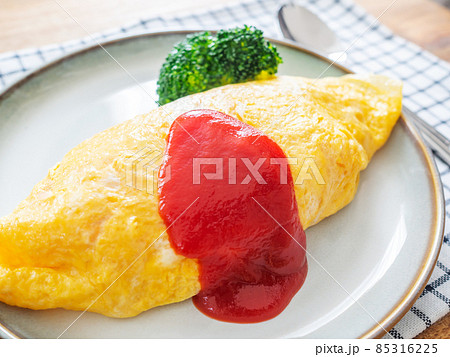 ケチャップをかけたオムライス ケチャップをかけたオムライス 85316225