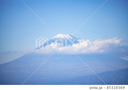 雪景色の富士山と雲【新春イメージ】 85316369