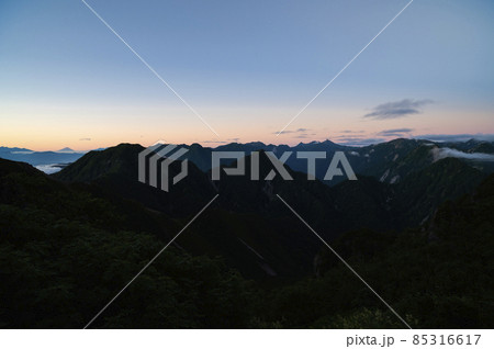 針ノ木峠から望む北アルプスの山並み 85316617