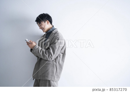 スマートフォンを使う男性 スマートフォンを使う男性 85317270