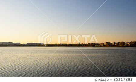 夕暮れ空と広大な調整池(埼玉県・大相模調節池) 夕暮れ空と広大な調整池(埼玉県・大相模調節池) 85317893