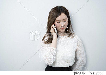 スマートフォンを使う女性 85317996