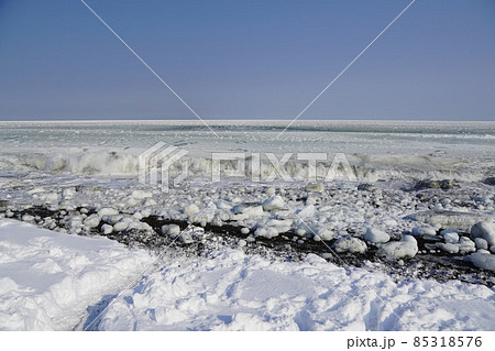 流氷岬から見るオホーツク海・冬 85318576