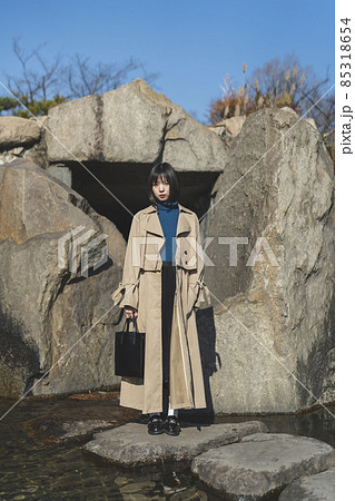 冬の公園を散策する女性 冬の公園を散策する女性 85318654