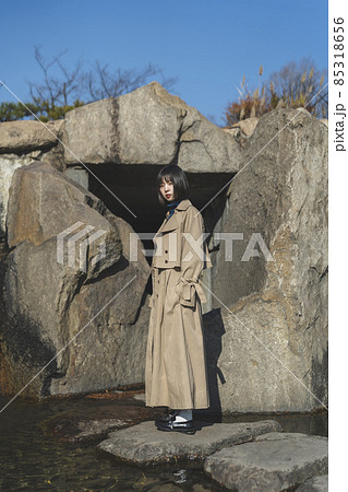 冬の公園を散策する女性 冬の公園を散策する女性 85318656