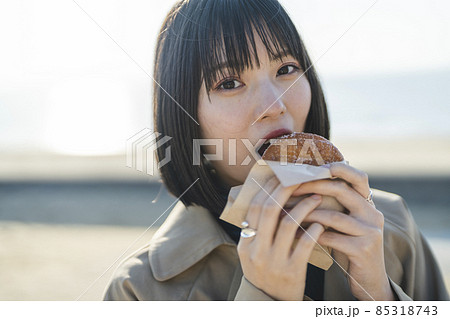 ドーナツを食べる女性 85318743