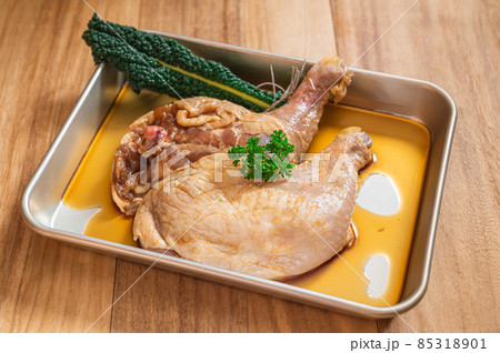 たれに漬けた骨付き鶏もも肉 85318901