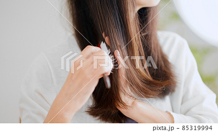 髪にブラシをかけるシニア女性 髪にブラシをかけるシニア女性 85319994