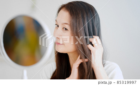 ヘアケアをするシニア女性 ヘアケアをするシニア女性 85319997