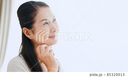 考え事をしているシニア女性 85320013