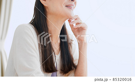 考え事をしているシニア女性 考え事をしているシニア女性 85320016