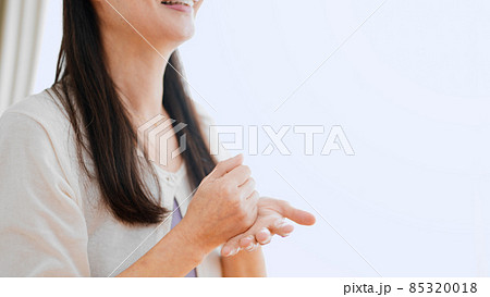 考え事をしているシニア女性 考え事をしているシニア女性 85320018