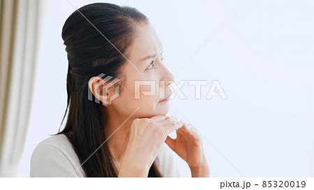 家で悩むシニア女性 家で悩むシニア女性 85320019