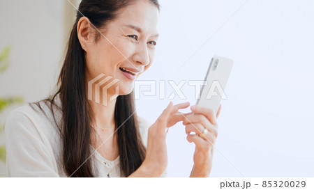 スマートフォンを使うシニア女性 スマートフォンを使うシニア女性 85320029