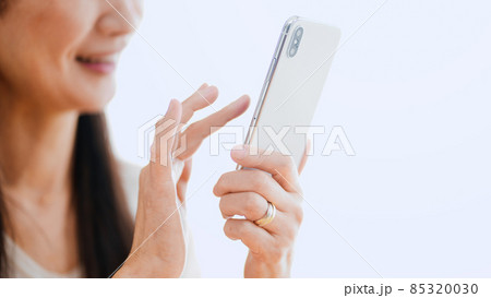 スマートフォンを使うシニア女性 スマートフォンを使うシニア女性 85320030