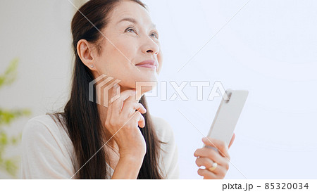 スマートフォンを使うシニア女性 スマートフォンを使うシニア女性 85320034