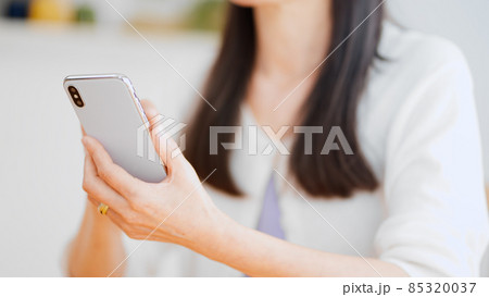 スマートフォンを使うシニア女性 スマートフォンを使うシニア女性 85320037