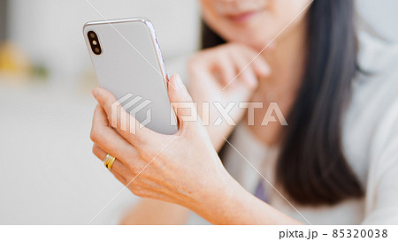 スマートフォンを使うシニア女性 スマートフォンを使うシニア女性 85320038