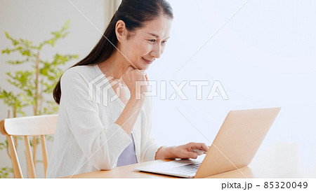 ノートパソコンを使うシニア女性 ノートパソコンを使うシニア女性 85320049