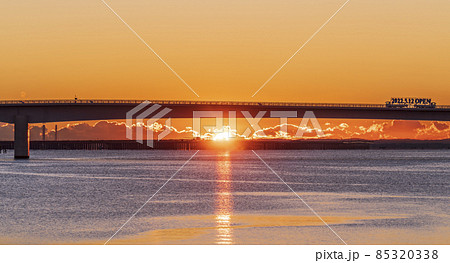 多摩川スカイブリッジと朝日【東京都・大田区－神奈川県・川崎市】 85320338