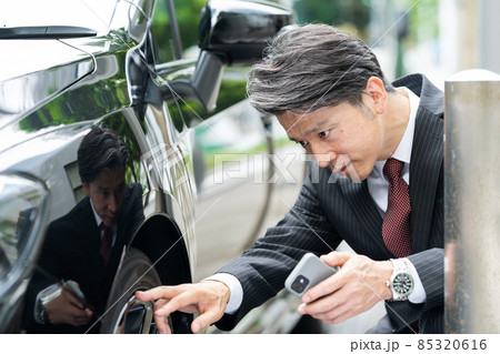 ビジネスマン　ミドル　車　タイヤ 85320616