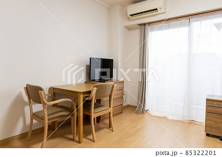 レンタル家具の入った、高齢者用ワンルームマンションの部屋の中 85322201