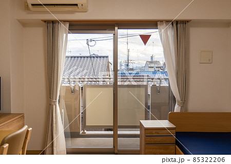 レンタル家具の入った、高齢者用ワンルームマンションの部屋の中 85322206