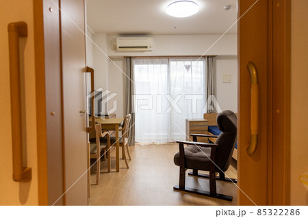 レンタル家具の入った、高齢者用ワンルームマンションの部屋の中 レンタル家具の入った、高齢者用ワンルームマンションの部屋の中 85322286