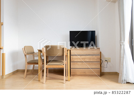 レンタル家具の入った、高齢者用ワンルームマンションの部屋の中 85322287