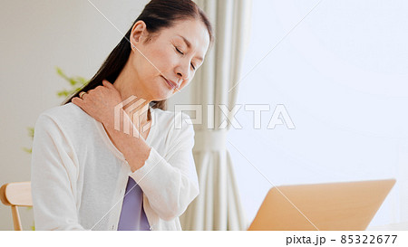 肩こりをもみほぐすシニア女性 肩こりをもみほぐすシニア女性 85322677