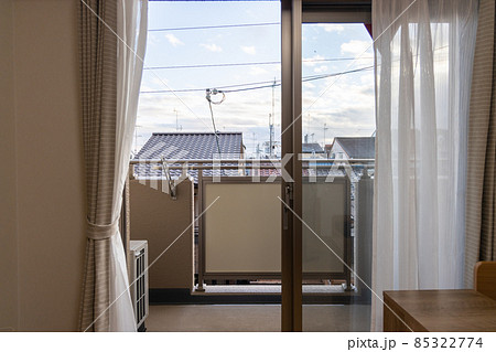 ワンルームマンションの室内からベランダを見たところ 85322774