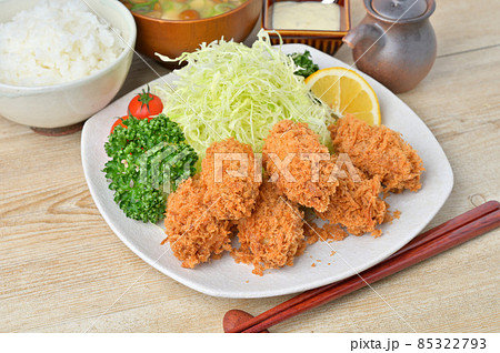 カキフライ（牡蠣フライ）タルタルソース添え。冬のシーフード海鮮料理。カキフライ定食。 85322793