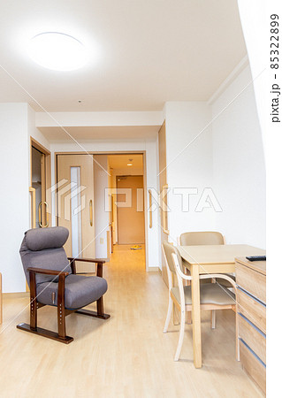 レンタル家具の入った、高齢者用ワンルームマンションの部屋の中 85322899