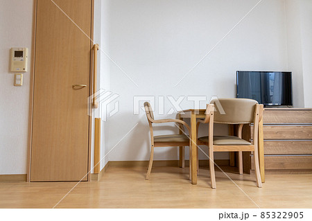 レンタル家具の入った、高齢者用ワンルームマンションの部屋の中 85322905