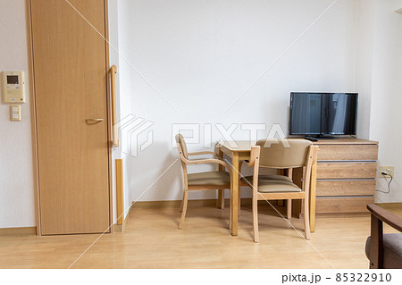 レンタル家具の入った、高齢者用ワンルームマンションの部屋の中 レンタル家具の入った、高齢者用ワンルームマンションの部屋の中 85322910