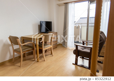 レンタル家具の入った、高齢者用ワンルームマンションの部屋の中 レンタル家具の入った、高齢者用ワンルームマンションの部屋の中 85322912