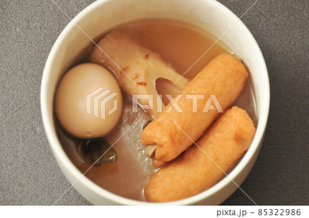 美味しい熱々のおでんをいただく 美味しい熱々のおでんをいただく 85322986