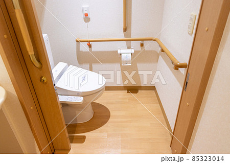 高齢者住宅の手すり付きトイレ 85323014